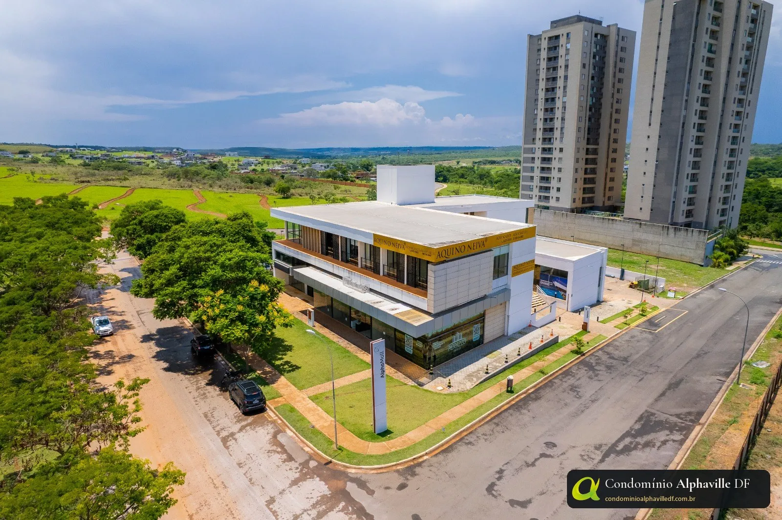 Alpha Mall, sede de la Associação Geral de Alphaville Brasília, con las torres del Via Horizonte al fondo