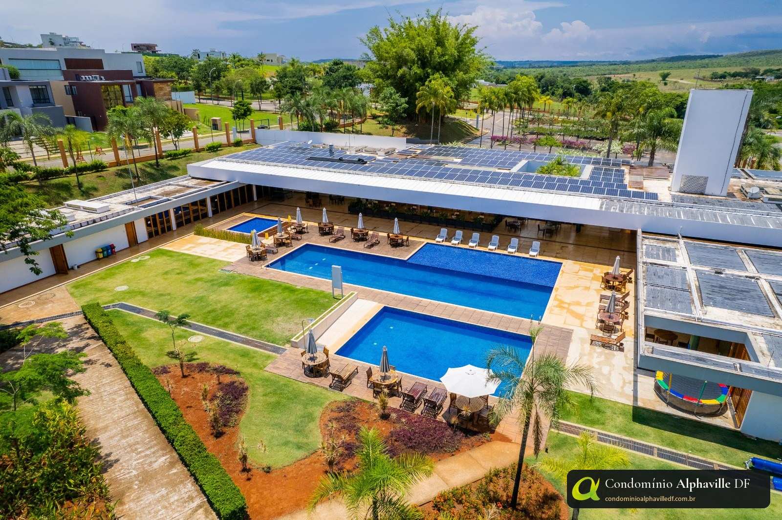Vista aérea del club del Residencial 1 de Alphaville Brasília, con piscinas y casas alrededor