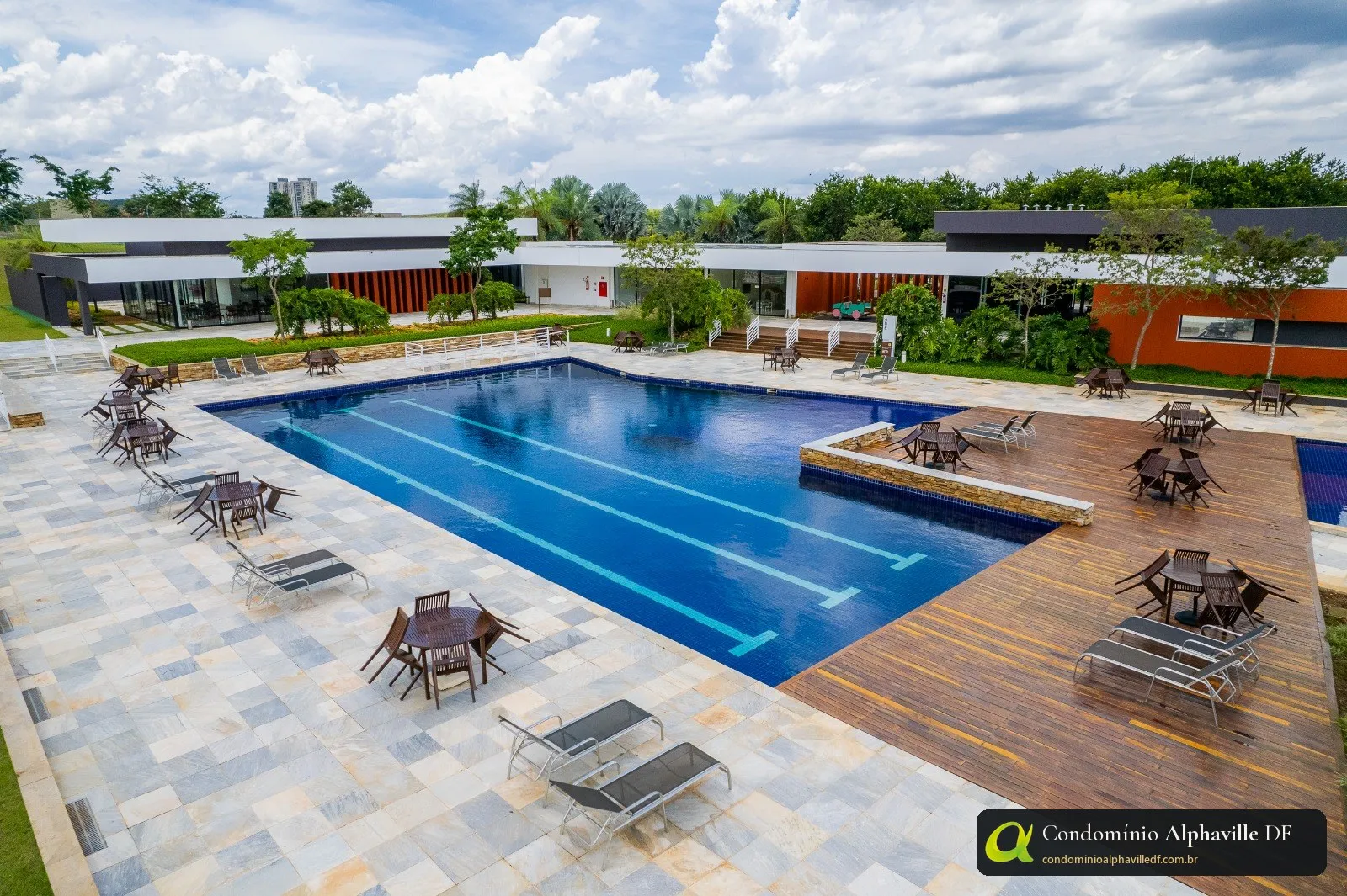Piscina adulto com raia do clube do Residencial 2 do Alphaville Brasília