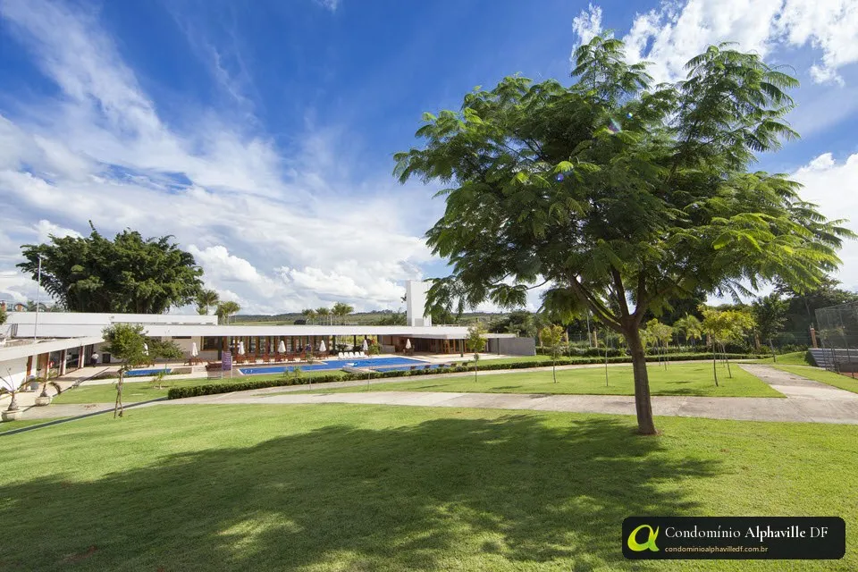 Jardines y piscinas del club del Residencial 1