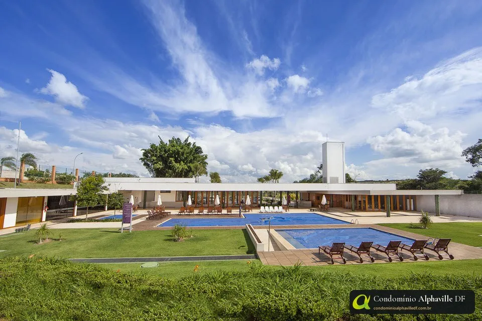 Piscinas y solárium del club del Residencial 1