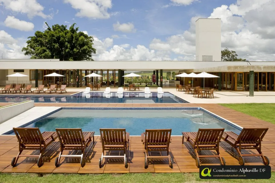 Piscina con reposeras en el club del Residencial 1