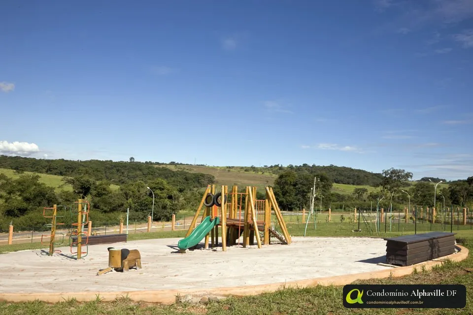 Parque infantil con vista al área verde