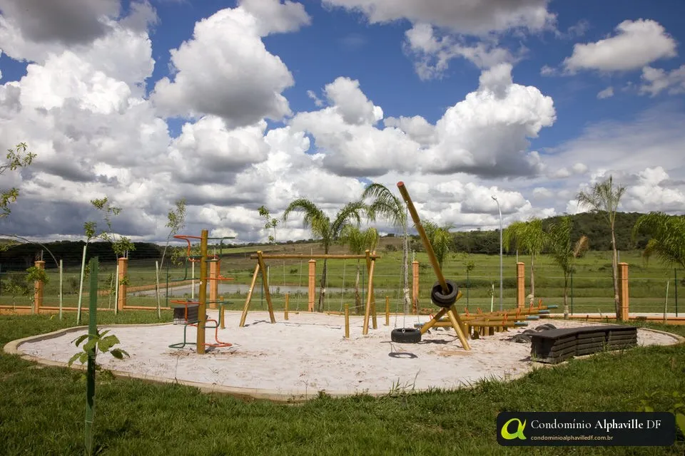 Plaza con parque infantil en el Residencial 1