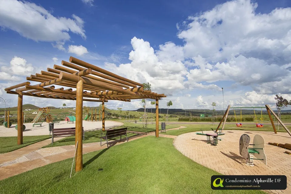 Square with pergola in Residencial 2